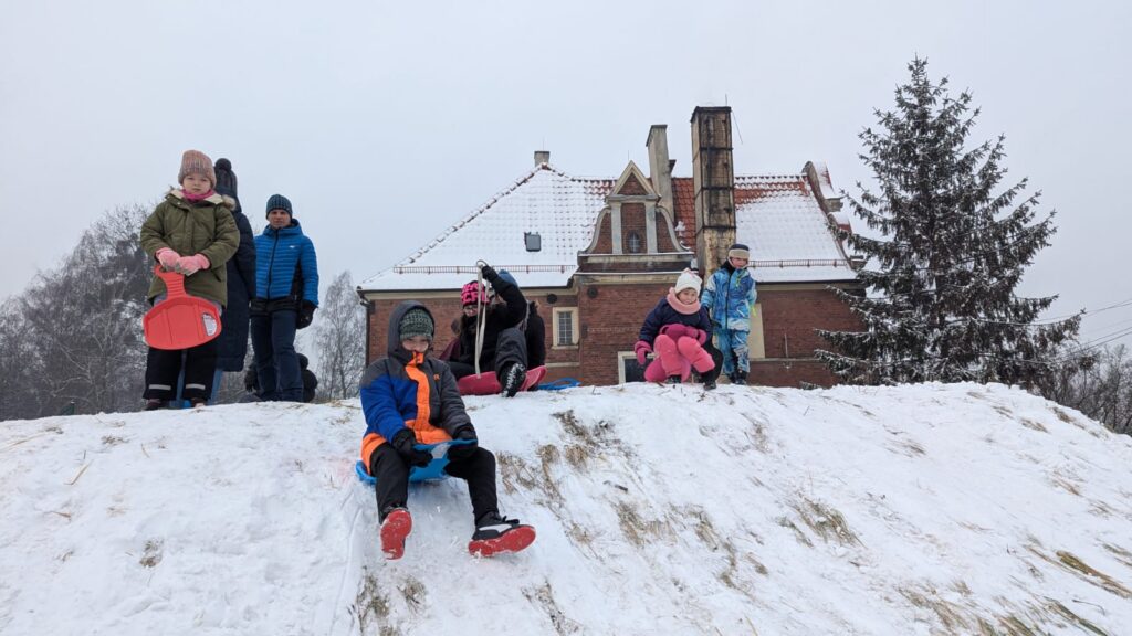 WhatsApp-Image-2026-01-14-at-10.40.04-1-1024x576 Zabawy na śniegu