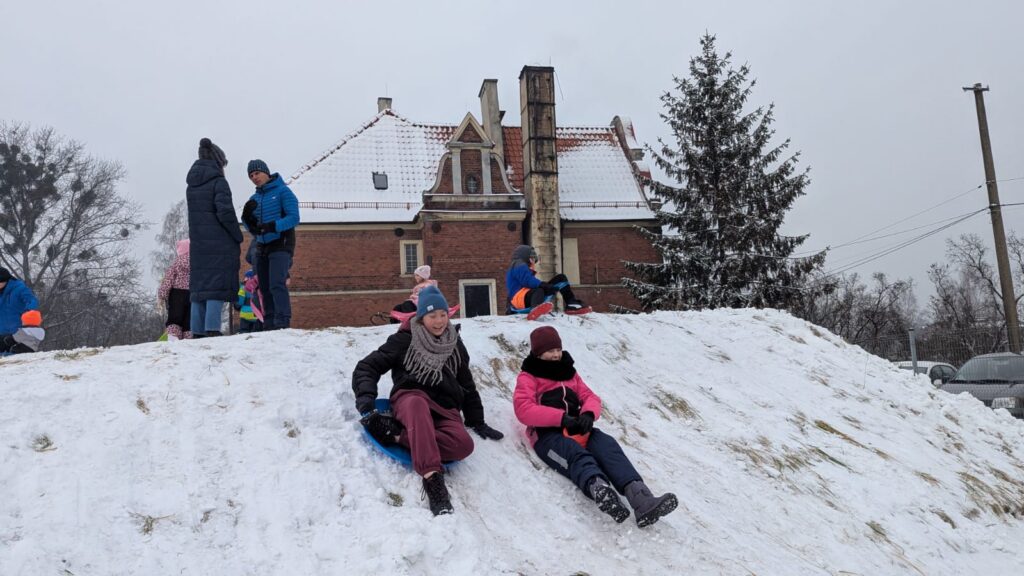 WhatsApp-Image-2026-01-14-at-10.40.04-1024x576 Zabawy na śniegu