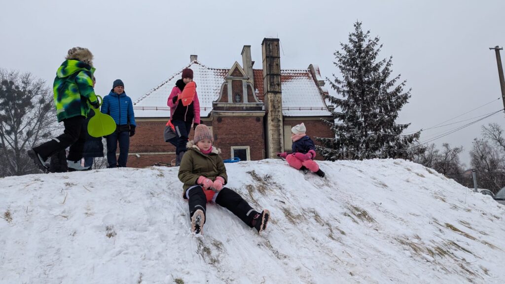 WhatsApp-Image-2026-01-14-at-10.40.04-2-1024x576 Zabawy na śniegu