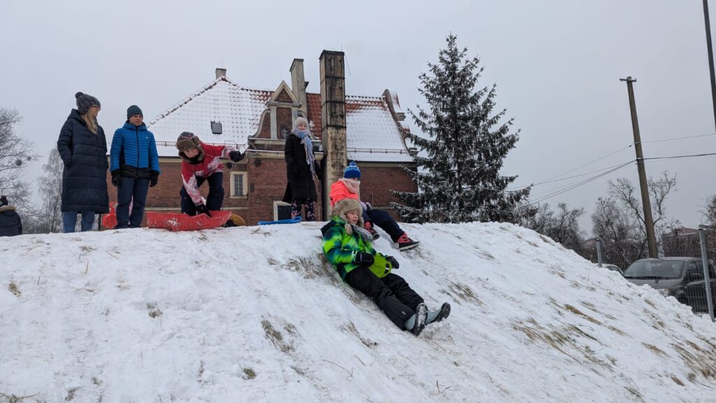 WhatsApp-Image-2026-01-14-at-10.40.04-3-1024x576 Zabawy na śniegu