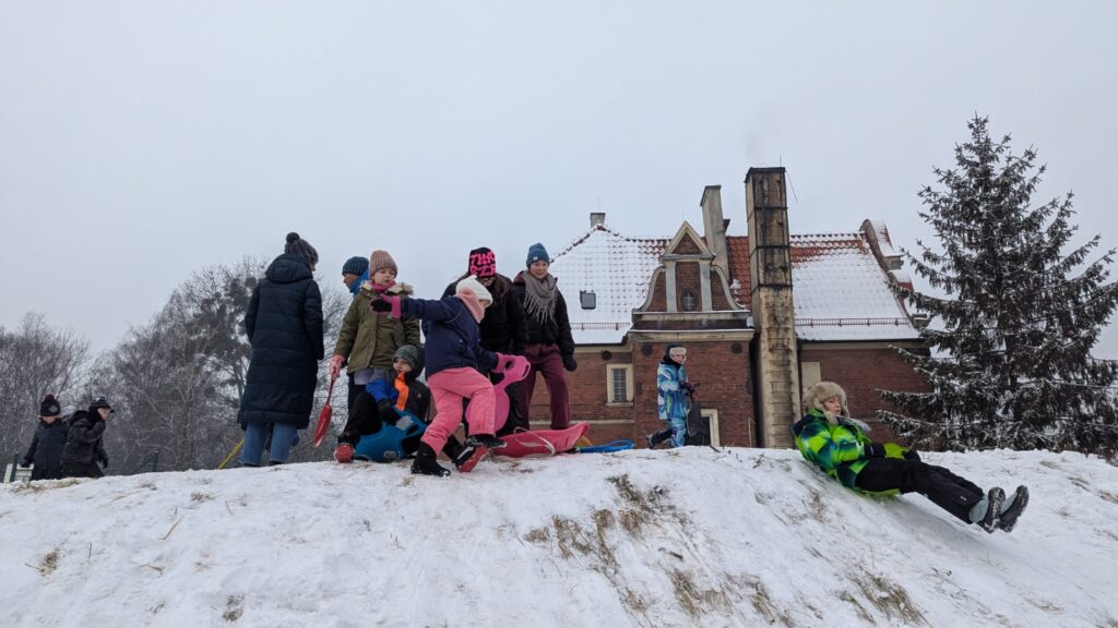 WhatsApp-Image-2026-01-14-at-10.40.04-4-1024x576 Zabawy na śniegu