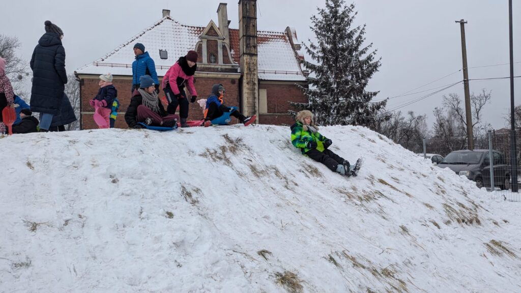 WhatsApp-Image-2026-01-14-at-10.40.05-1024x576 Zabawy na śniegu