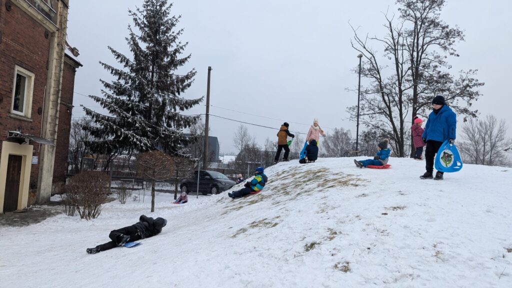 WhatsApp-Image-2026-01-14-at-10.40.22-1024x576 Zabawy na śniegu