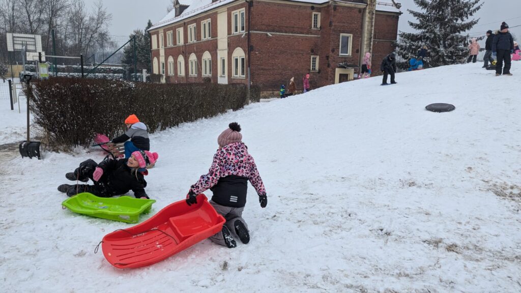 WhatsApp-Image-2026-01-14-at-10.42.53-1024x576 Zabawy na śniegu
