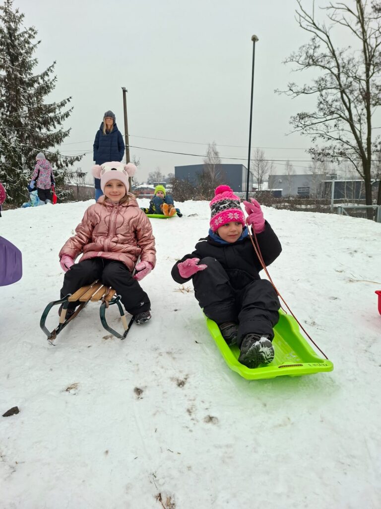 WhatsApp-Image-2026-01-14-at-10.57.13-768x1024 Wesołe zabawy na śniegu