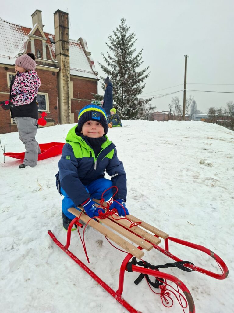 WhatsApp-Image-2026-01-14-at-10.57.16-768x1024 Wesołe zabawy na śniegu