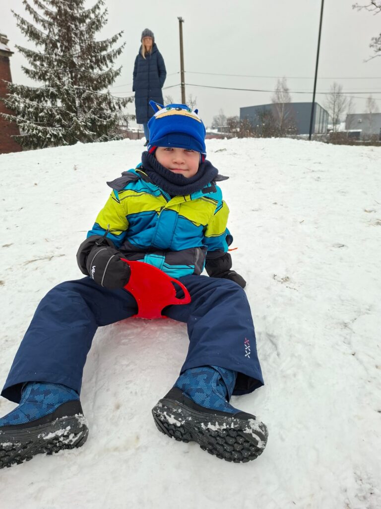 WhatsApp-Image-2026-01-14-at-10.58.06-1-768x1024 Wesołe zabawy na śniegu