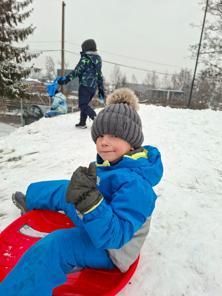 WhatsApp-Image-2026-01-14-at-10.58.06-2-768x1024 Wesołe zabawy na śniegu