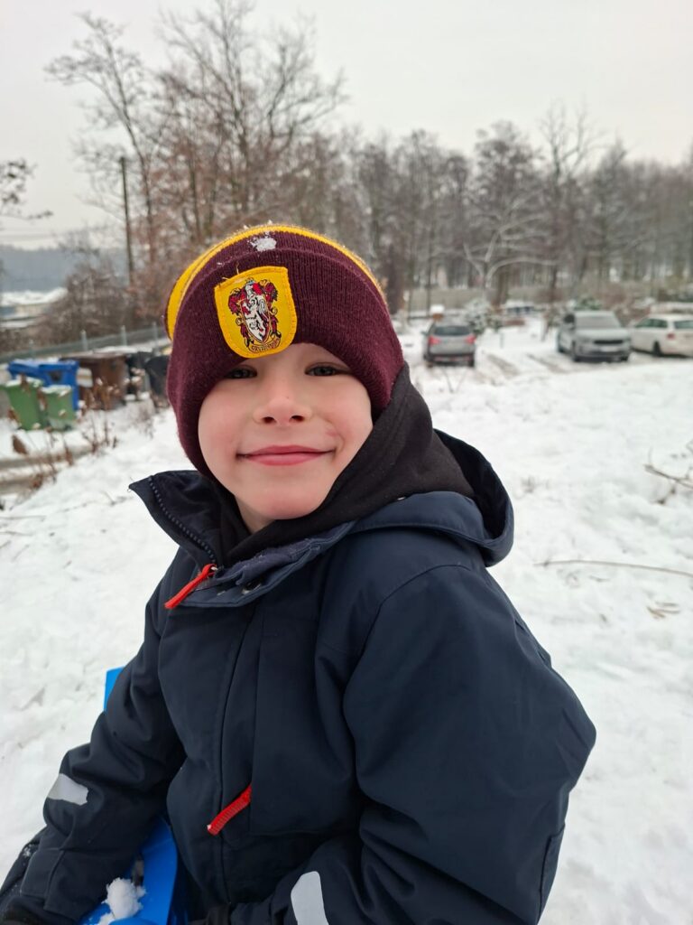 WhatsApp-Image-2026-01-14-at-10.58.07-1-768x1024 Wesołe zabawy na śniegu