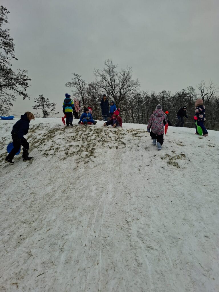 WhatsApp-Image-2026-01-14-at-10.58.09-1-768x1024 Wesołe zabawy na śniegu