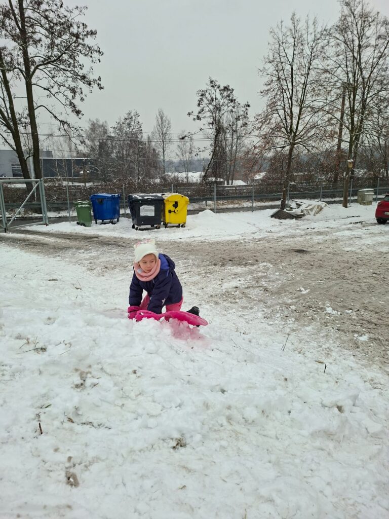 WhatsApp-Image-2026-01-14-at-10.58.10-3-768x1024 Wesołe zabawy na śniegu