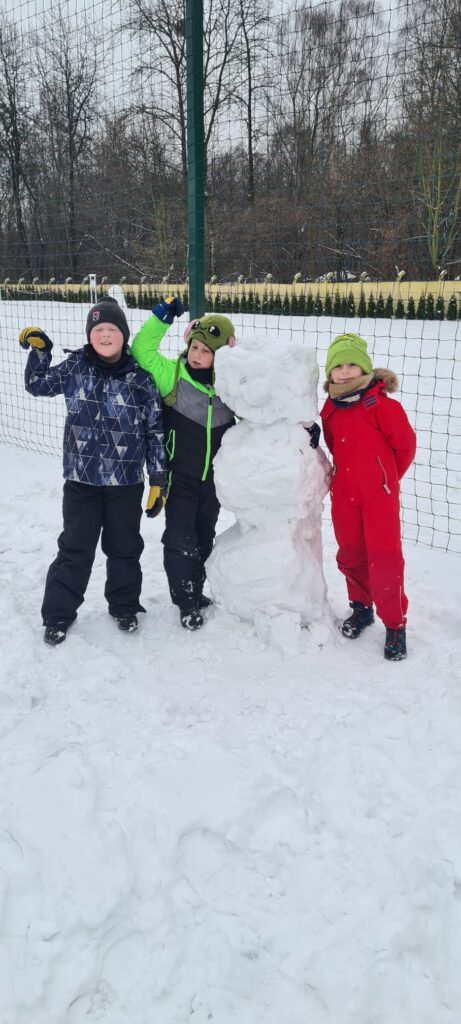 WhatsApp-Image-2026-01-14-at-14.03.00-1-461x1024 Zabawy na śniegu