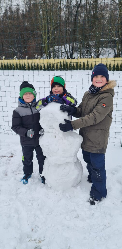 WhatsApp-Image-2026-01-14-at-14.03.00-2-505x1024 Zabawy na śniegu