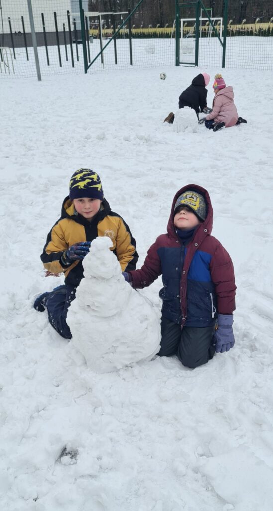 WhatsApp-Image-2026-01-14-at-14.03.00-4-548x1024 Zabawy na śniegu